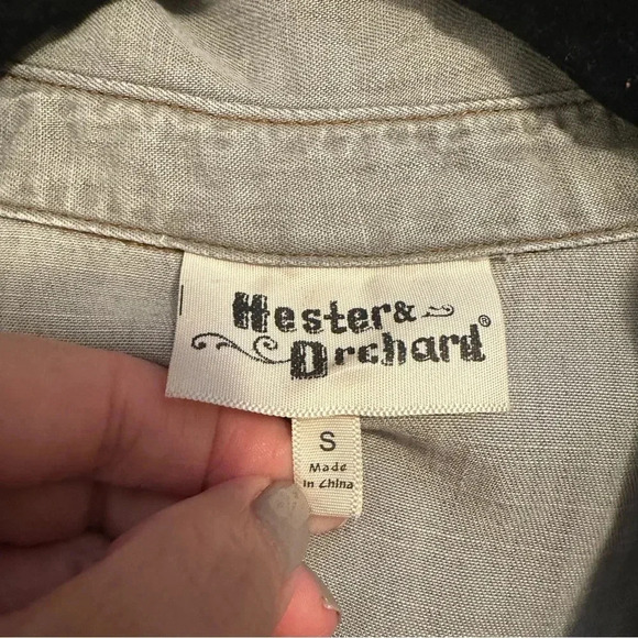 HESTER & ORCHARD TENCEL BUTTON UP
COLLARED BLOUSE - Picture 4 of 6